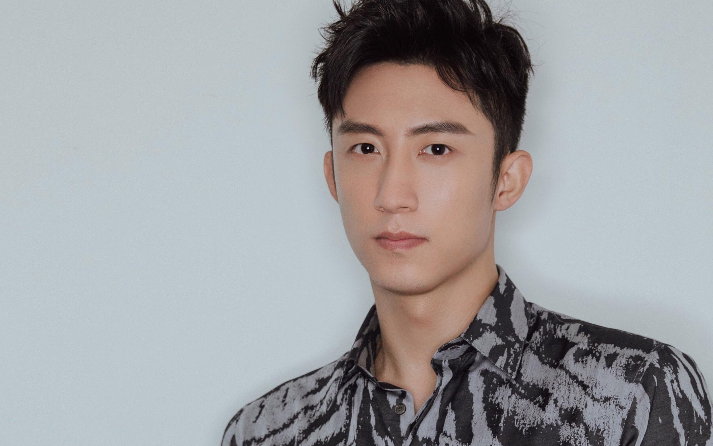 爱游戏在线娱乐官网-马刺球员赛后与小球迷合影温馨满满，马刺队球迷